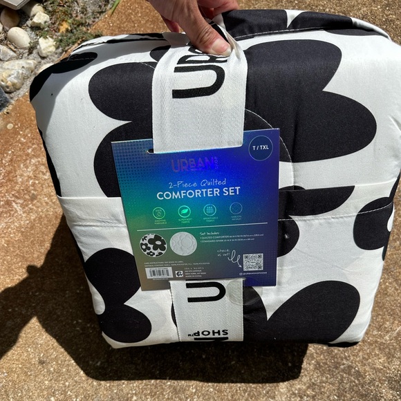 Urban Shop 2-Piece Quilted Comforter set. Twin/XL twin. Geometric Flwrs. NWT - Picture 16 of 16